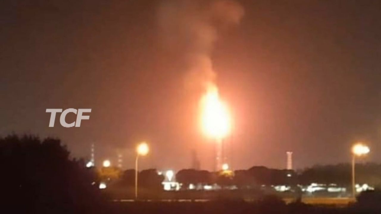 BLACK OUT ALLA RAFFINERIA ILLUMINA IL CIELO DI MILAZZO