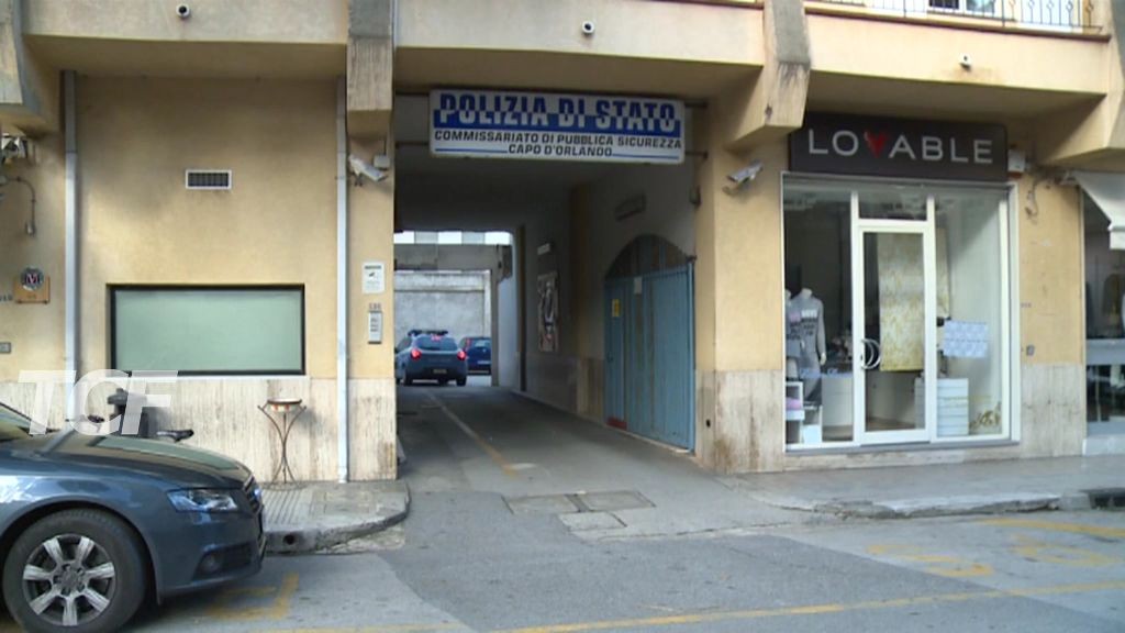 LE ROMPE IL NASO CON UNA TESTATA E LA RICATTA INVIANDO VIDEO INTIMI