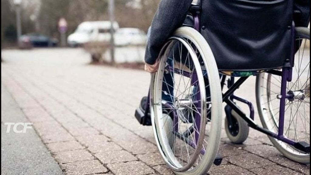 CARROZZINA CON STERZO A DISABILE MESSINESE